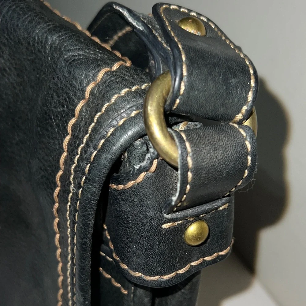 Fossil shoulder Bag with Contrast Stitching